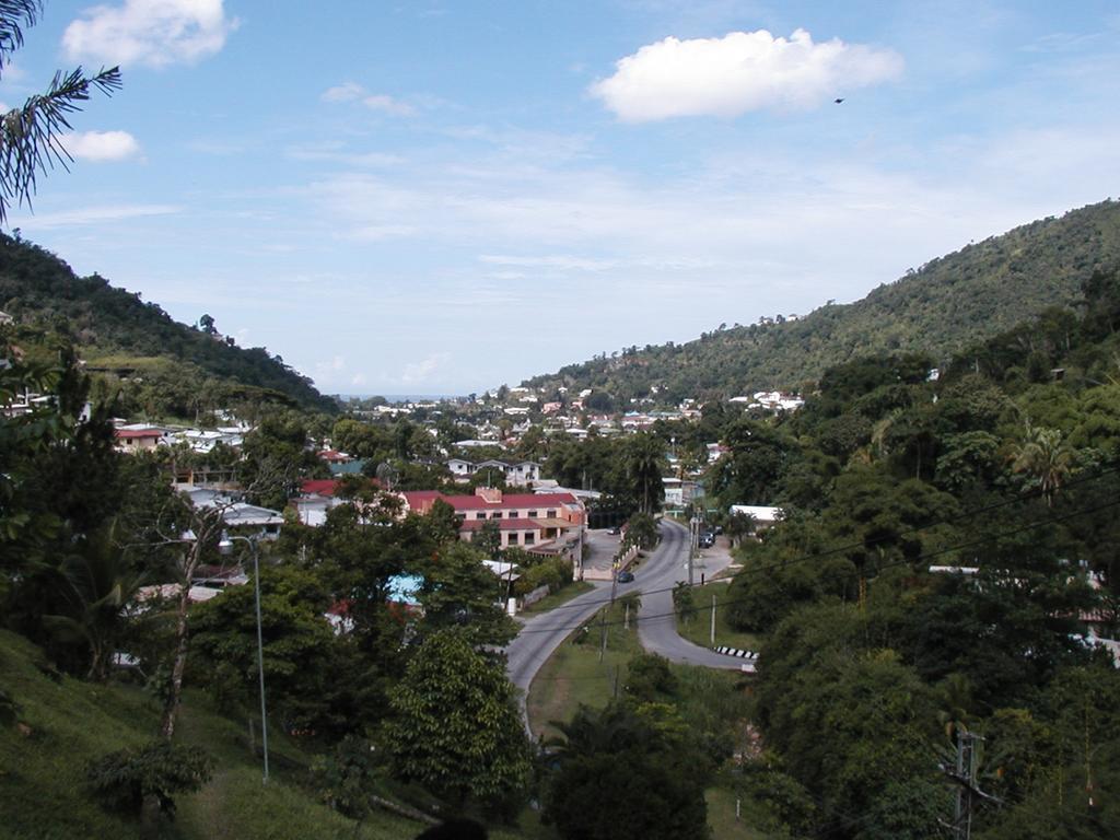 Monique'S Guest House Maraval Bagian luar foto