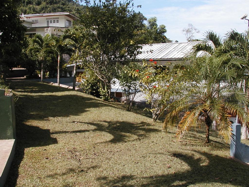 Monique'S Guest House Maraval Bagian luar foto