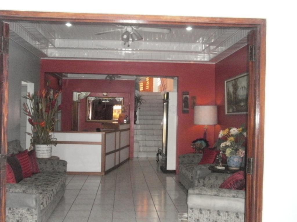 Monique'S Guest House Maraval Bagian luar foto