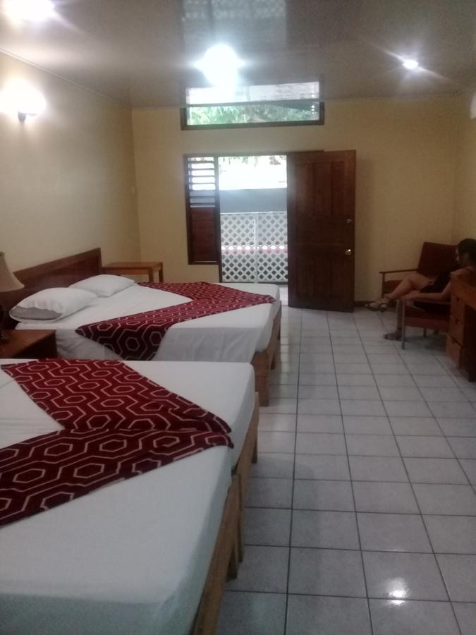 Monique'S Guest House Maraval Bagian luar foto